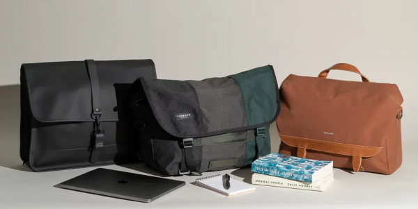 Tas messenger dengan aksen gesper dan tali bahu yang kuat